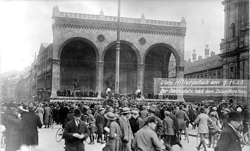 Schwar-weiß-Foto: Meschenmassen auf dem Odeonsplatz.