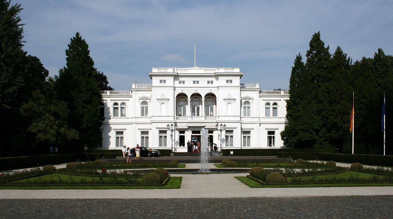 Villa Hammerschmidt Foto: Sir James, CC BY-SA 3.0, via Wikimedia Commons; https://upload.wikimedia.org/wikipedia/commons/f/fa/Villa_Hammerschmidt_Bonn_Seite_Adenauerallee_20080831.jpg Villa Hammerschmidt Foto: Sir James, CC BY-SA 3.0, via Wikimedia Commons; https://upload.wikimedia.org/wikipedia/commons/f/fa/Villa_Hammerschmidt_Bonn_Seite_Adenauerallee_20080831.jpg