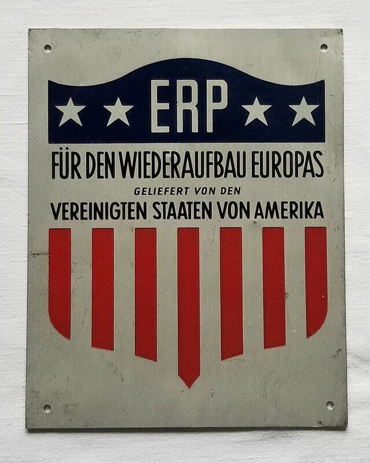 RP Wiederaufbau Recovery Program zu Wiederaufbau Europas Marshall Plan, Urheber: Ostarrichi, https://commons.wikimedia.org/wiki/File:ERP_Wiederaufbau_Recovery_Program_zu_Wiederaufbau_Europas_Marshall_Plan.jpg?uselang=de, ausgeschnitten von HLZ, CC BY-SA 4.0