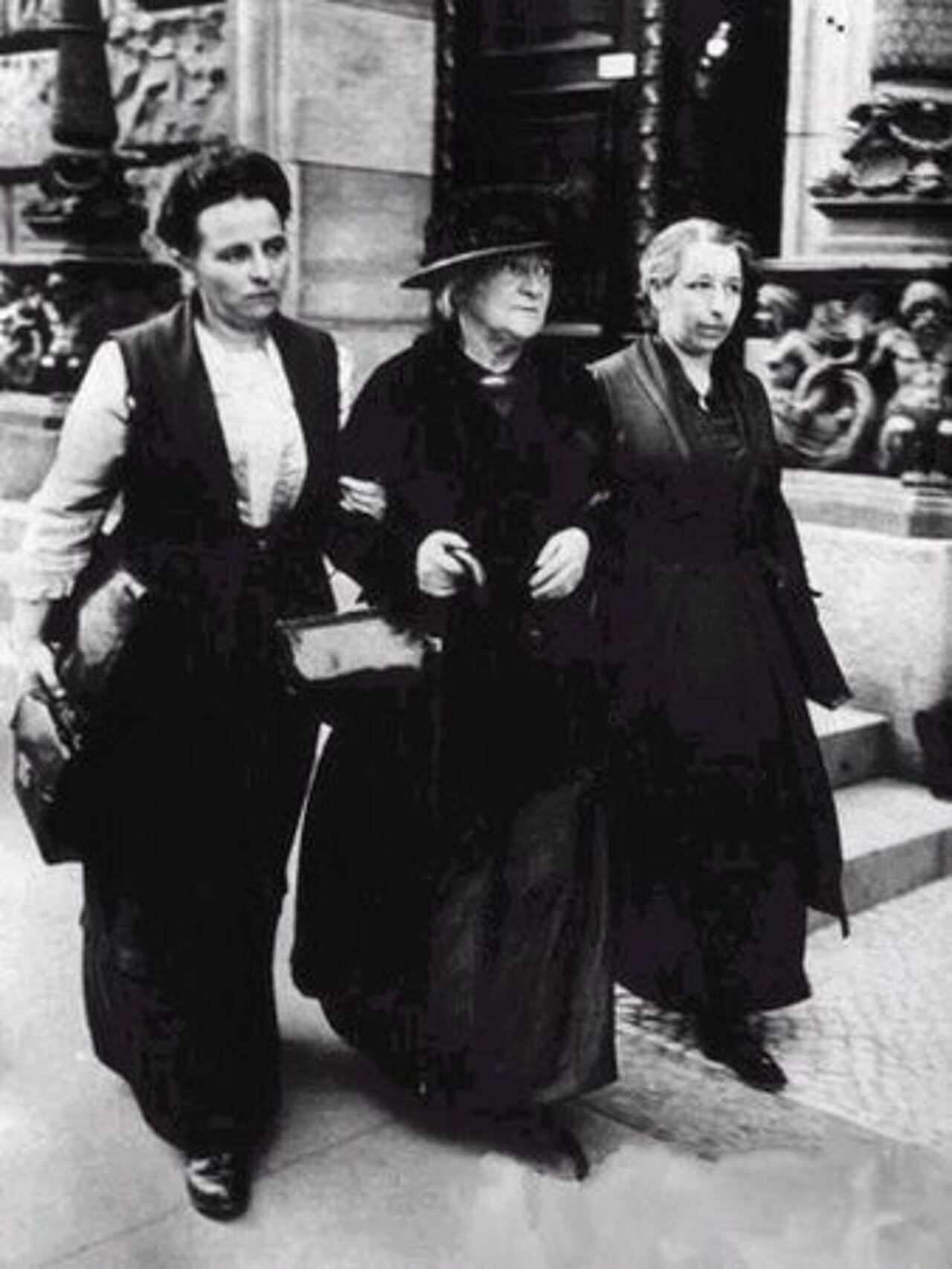 Mathilde Wurm (r.), Lore Agnes (l.) und Clara Zetkin (m.) vor dem Reichstag in Berlin (1919). Foto: Public domain, via Wikimedia Commons; https://upload.wikimedia.org/wikipedia/commons/5/5a/Agnes%2C_Zetkin_%26_Wurm_%281919%29.jpg Mathilde Wurm (r.), Lore Agnes (l.) und Clara Zetkin (m.) vor dem Reichstag in Berlin (1919). Foto: Public domain, via Wikimedia Commons; https://upload.wikimedia.org/wikipedia/commons/5/5a/Agnes%2C_Zetkin_%26_Wurm_%281919%29.jpg