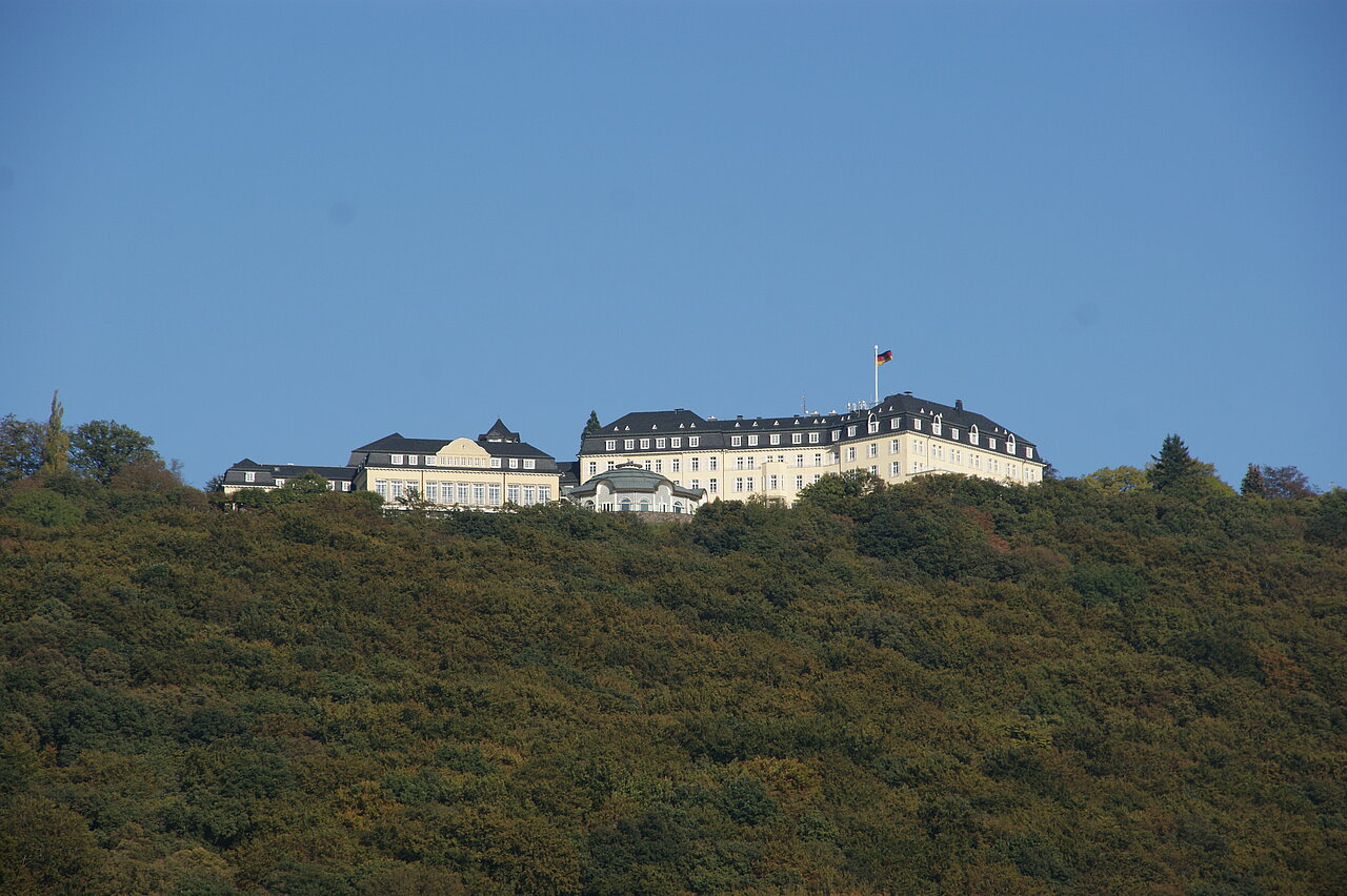 Der Petersberg in Königswinter mit Bundesgästehaus. Foto: Tohma, CC BY-SA 4.0, via Wikimedia Commons; https://upload.wikimedia.org/wikipedia/commons/e/ec/Petersberg.jpg Der Petersberg in Königswinter mit Bundesgästehaus. Foto: Tohma, CC BY-SA 4.0, via Wikimedia Commons; https://upload.wikimedia.org/wikipedia/commons/e/ec/Petersberg.jpg