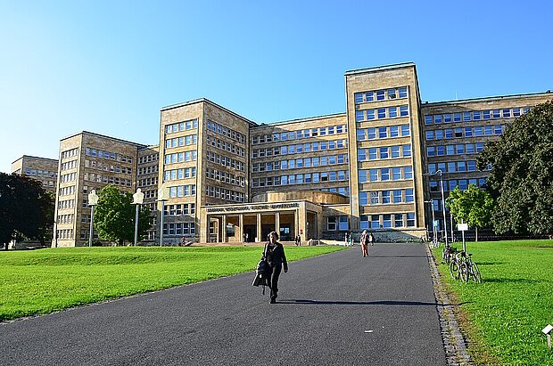 Foto: I.G.-Farben-Haus, Valentin Betzer, I.G.-Farben-Haus, CC BY-SA 3.0 Foto: I.G.-Farben-Haus, Valentin Betzer, I.G.-Farben-Haus, CC BY-SA 3.0