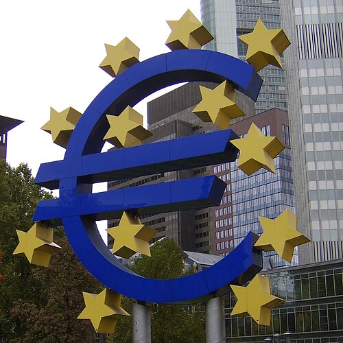 Euro-Skulptur in Frankfurt am Main. Ypsilonatshared, Public domain, via Wikimedia Commons https://upload.wikimedia.org/wikipedia/commons/b/b1/Euro_sign_Frankfurt.jpg