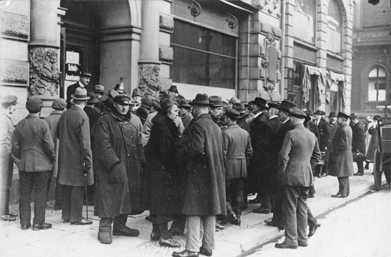 Ausgabe der neuen Rentenmark am 15.11.1923 in der Oberwallstraße in Berlin Bundesarchiv, Bild 183-H29263 / CC-BY-SA 3.0, CC BY-SA 3.0 DE <https://creativecommons.org/licenses/by-sa/3.0/de/deed.en>, via Wikimedia Commons