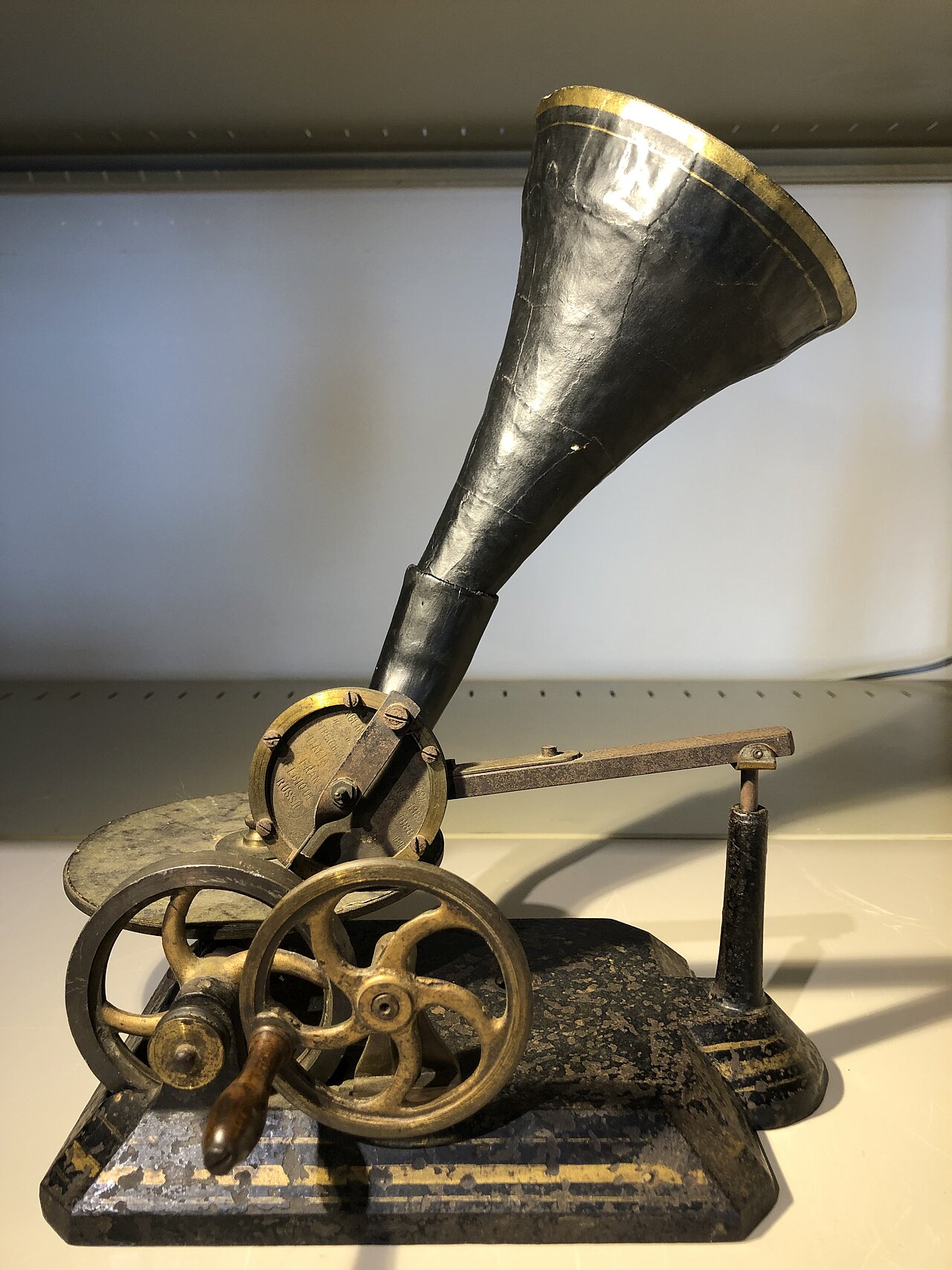 Spielzeug-Grammophon von Emile Berliner aus dem Jahr 1889. Foto: Dr. Nipper, CC BY-SA 4.0, via Wikimedia Commons; https://upload.wikimedia.org/wikipedia/commons/5/58/Toy_Gramophone_Kaemmer_und_Reinhardt.jpg Spielzeug-Grammophon von Emile Berliner aus dem Jahr 1889. Foto: Dr. Nipper, CC BY-SA 4.0, via Wikimedia Commons; https://upload.wikimedia.org/wikipedia/commons/5/58/Toy_Gramophone_Kaemmer_und_Reinhardt.jpg