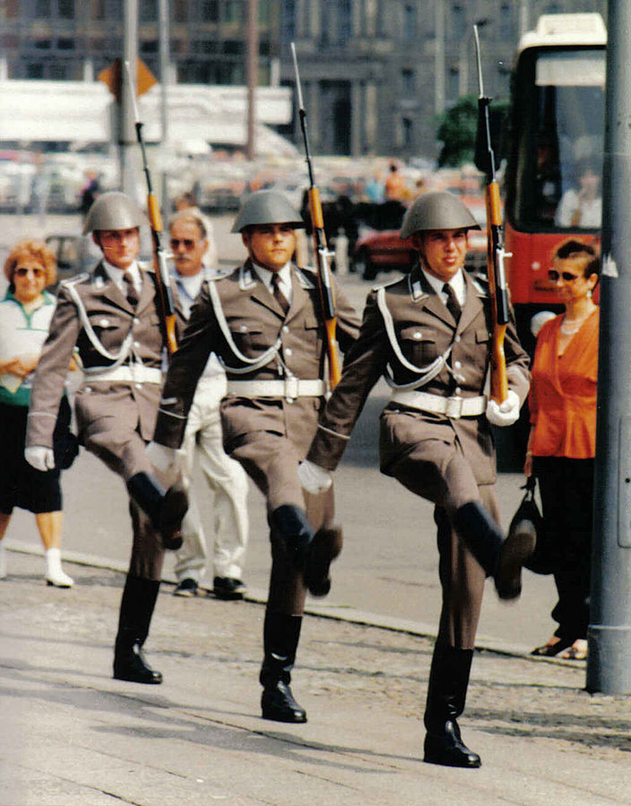 NVA-Ehrenwache, Bildrechte: Michail Jungierek, CC BY-SA 3.0, https://commons.wikimedia.org/wiki/File:Nva-ehrenwache.jpg