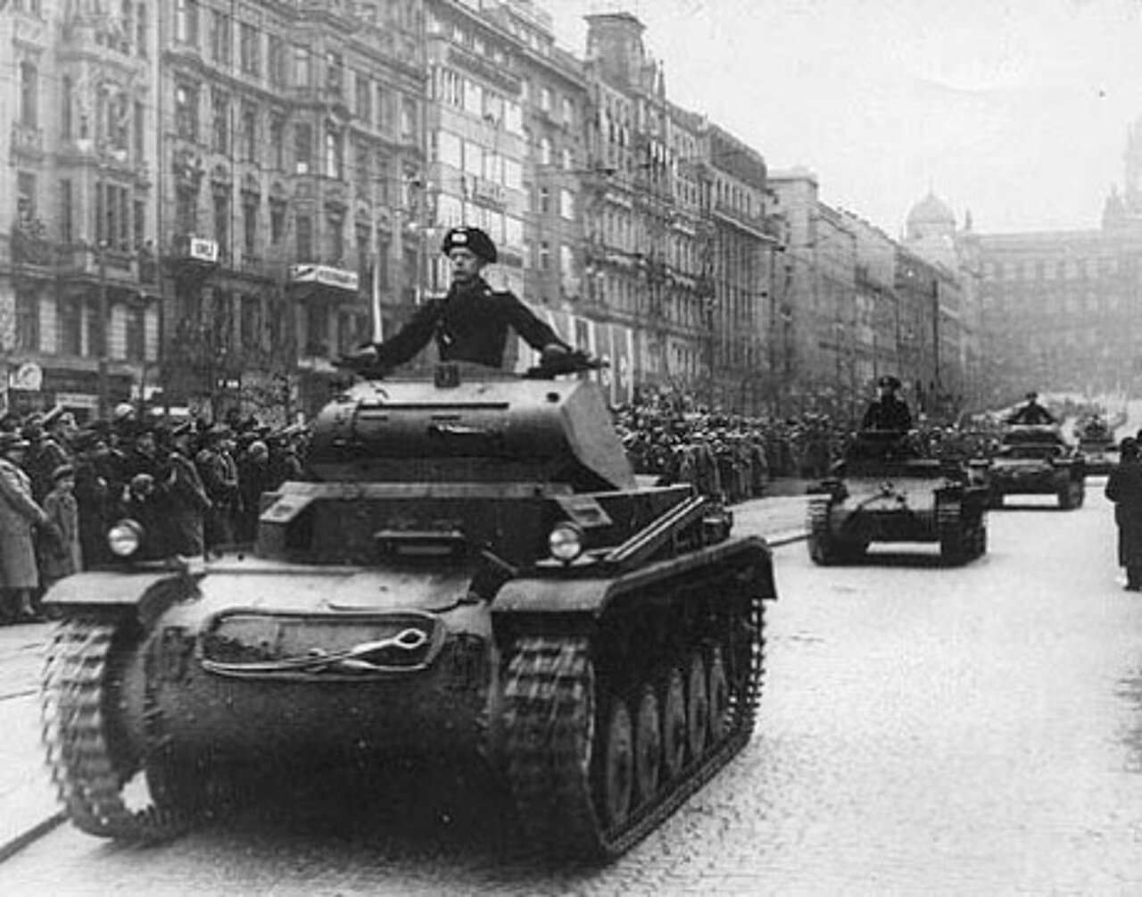 Panzer der Wehrmacht in Prag, 15.03.1934. Foto: Public domain, via Wikimedia Commons; https://upload.wikimedia.org/wikipedia/commons/9/9f/N%C4%9Bmeck%C3%A9_tanky_v_Praze.jpg Panzer der Wehrmacht in Prag, 15.03.1934. Foto: Public domain, via Wikimedia Commons; https://upload.wikimedia.org/wikipedia/commons/9/9f/N%C4%9Bmeck%C3%A9_tanky_v_Praze.jpg