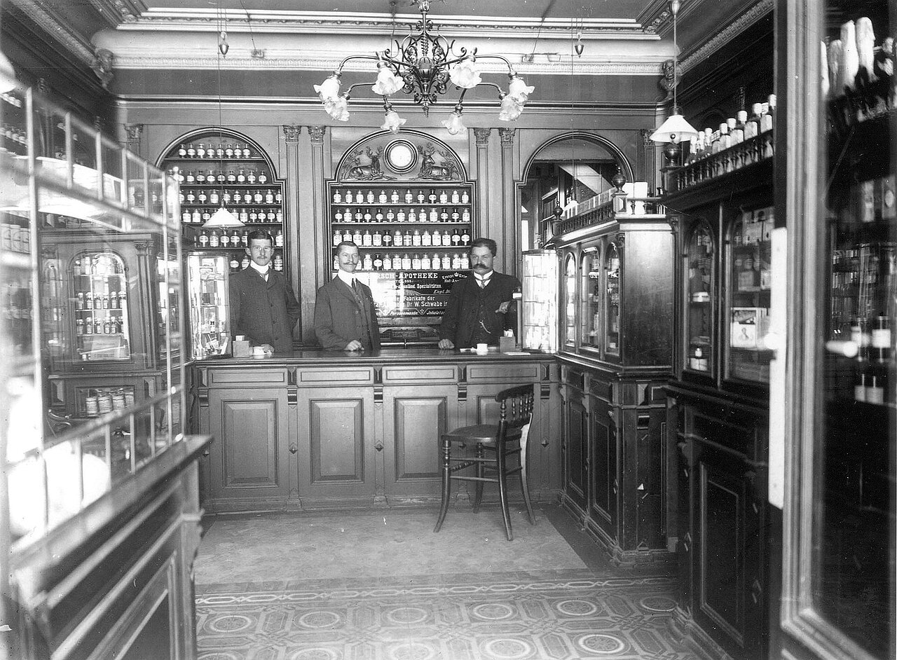 Die Hirsch-Apotheke auf der Zeil in Frankfurt/Main ungefähr zur Zeit der Firmengründung. Foto: Fresenius AG, Public domain, via Wikimedia Commons; https://upload.wikimedia.org/wikipedia/commons/9/9b/Die_Hirsch-Apotheke.jpg Die Hirsch-Apotheke auf der Zeil in Frankfurt/Main ungefähr zur Zeit der Firmengründung. Foto: Fresenius AG, Public domain, via Wikimedia Commons; https://upload.wikimedia.org/wikipedia/commons/9/9b/Die_Hirsch-Apotheke.jpg