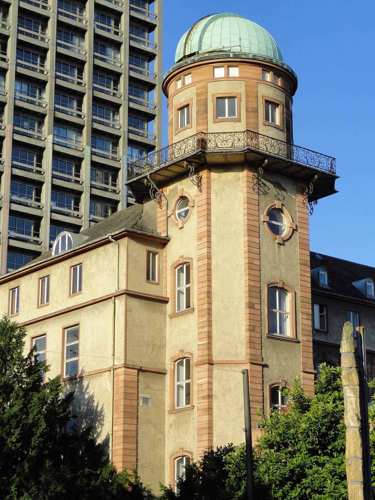 Sternwarte des Physikalischen Vereins. Foto: Daderot, CC0, via Wikimedia Commons; https://upload.wikimedia.org/wikipedia/commons/4/40/Physikalischer_Verein_%28Building%29_-_DSC02292.JPG Sternwarte des Physikalischen Vereins. Foto: Daderot, CC0, via Wikimedia Commons; https://upload.wikimedia.org/wikipedia/commons/4/40/Physikalischer_Verein_%28Building%29_-_DSC02292.JPG