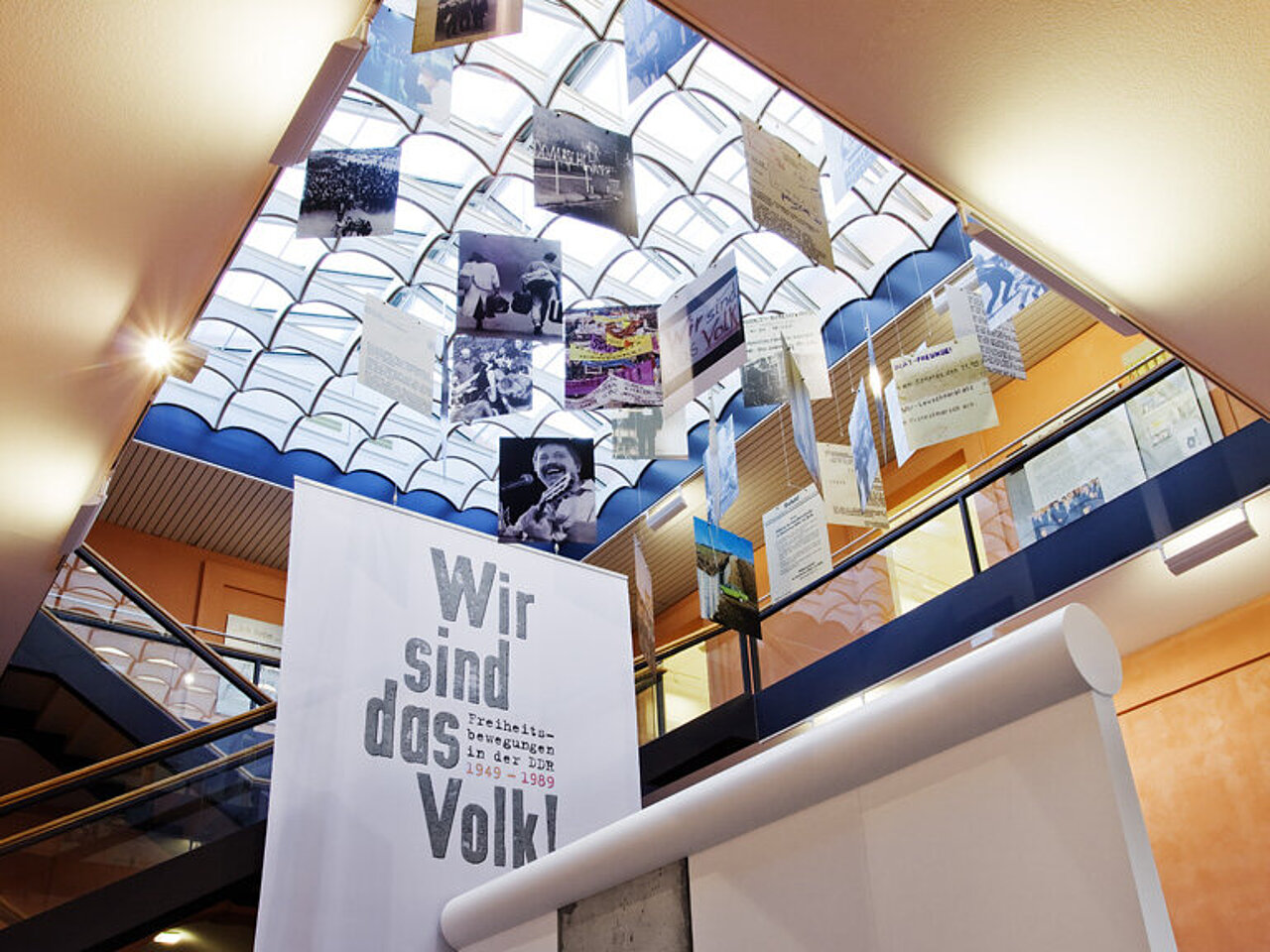 Lichthof mit Ausstellungsplakat, Foto: Markus Reck, BArch Lichthof mit Ausstellungsplakat, Foto: Markus Reck, BArch