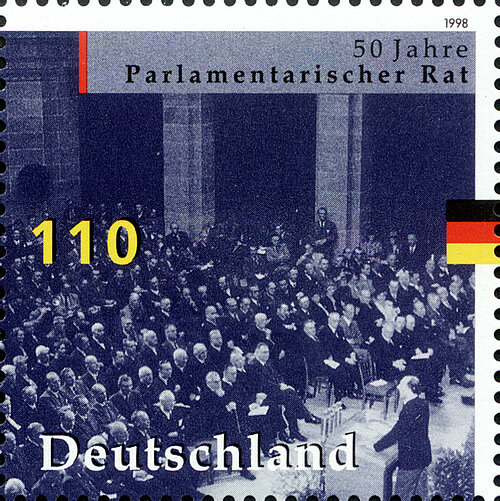 Ingo Wulff für das Bundesministerium der Finanzen und die Deutsche Post AG, Public domain, via Wikimedia Commons https://upload.wikimedia.org/wikipedia/commons/4/41/Stamp_Germany_1998_MiNr1986_Parlamentarischer_Rat.jpg