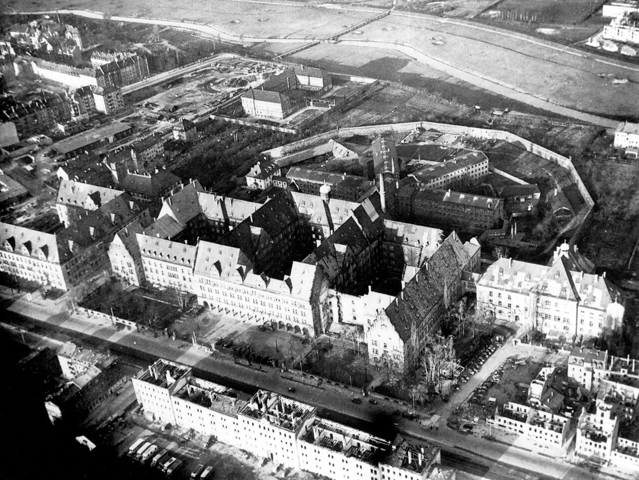 Luftaufnahme des Justizpalastes, 20. November 1954, Stadtarchiv Nürnberg, Foto: Ray D'Addario (StadtAN A 65/IV Nr. RA-141) Luftaufnahme des Justizpalastes, 20. November 1954, Stadtarchiv Nürnberg, Foto: Ray D'Addario (StadtAN A 65/IV Nr. RA-141)