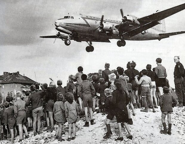 Landing at Tempelhof, Urheber:  Henry Ries / USAF, https://commons.wikimedia.org/wiki/File:C-54landingattemplehof.jpg?uselang=de, Ausgeschnitten von HLZ, CC0 1.0