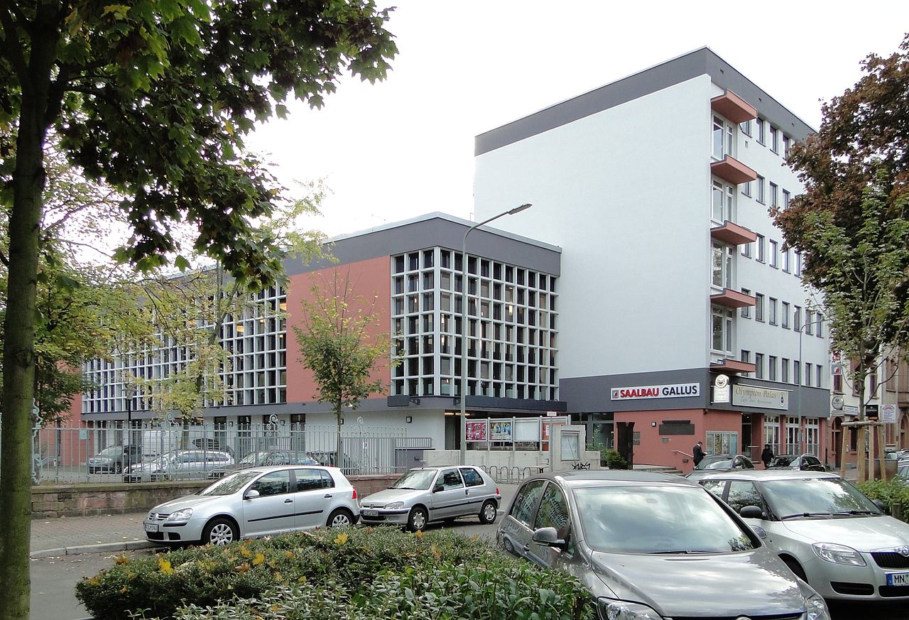 Der Saalbau Gallus in Frankfurt, Ort der Verhandlungen ab April 1964. Dontworry, CC BY-SA 3.0 <https://creativecommons.org/licenses/by-sa/3.0>, via Wikimedia Commons, https://upload.wikimedia.org/wikipedia/commons/5/5a/Saalbau-ffm-haus-gallus-003.jpg