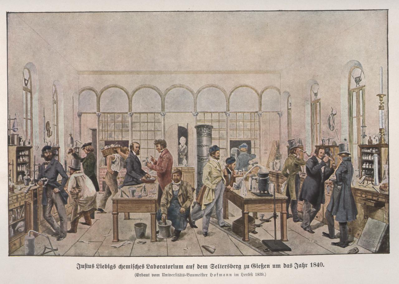 Justus von Liebigs Doktoranten in seinem Gießener Labor, um 1841; Foto: Wilhelm Trautschold (1815 – 1877), Public domain, via Wikimedia Commons, https://upload.wikimedia.org/wikipedia/commons/1/19/Justus_von_Liebigs_Labor%2C_1840.jpg Justus von Liebigs Doktoranten in seinem Gießener Labor, um 1841; Foto: Wilhelm Trautschold (1815 – 1877), Public domain, via Wikimedia Commons, https://upload.wikimedia.org/wikipedia/commons/1/19/Justus_von_Liebigs_Labor%2C_1840.jpg